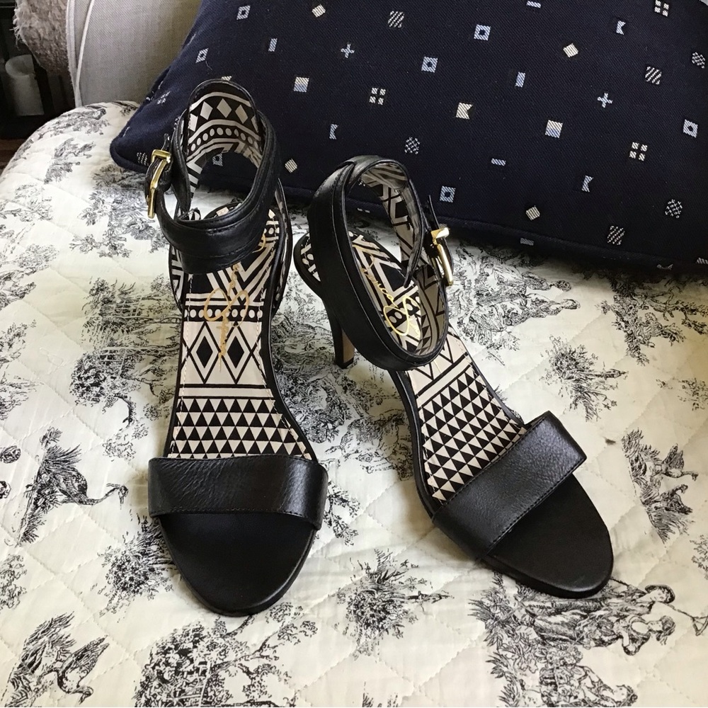 **New** no box Jessica Simpson Erikk black leather strappy sandal!